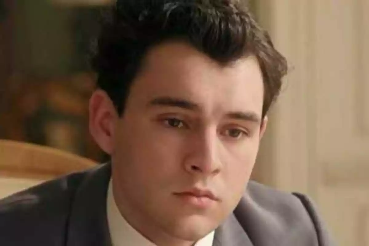 Álvaro Quintana con el cabello oscuro, con expresión seria y traje formal en un ambiente interior. Álvaro Quintana con el cabello oscuro, con expresión seria y traje formal en un ambiente interior.