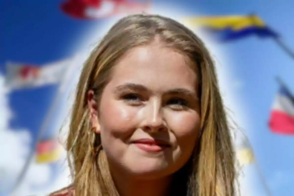 Montaje de fotos de primer plano de Amalia de Holanda sonriente con varias banderas desenfocadas al fondo y cielo azul.