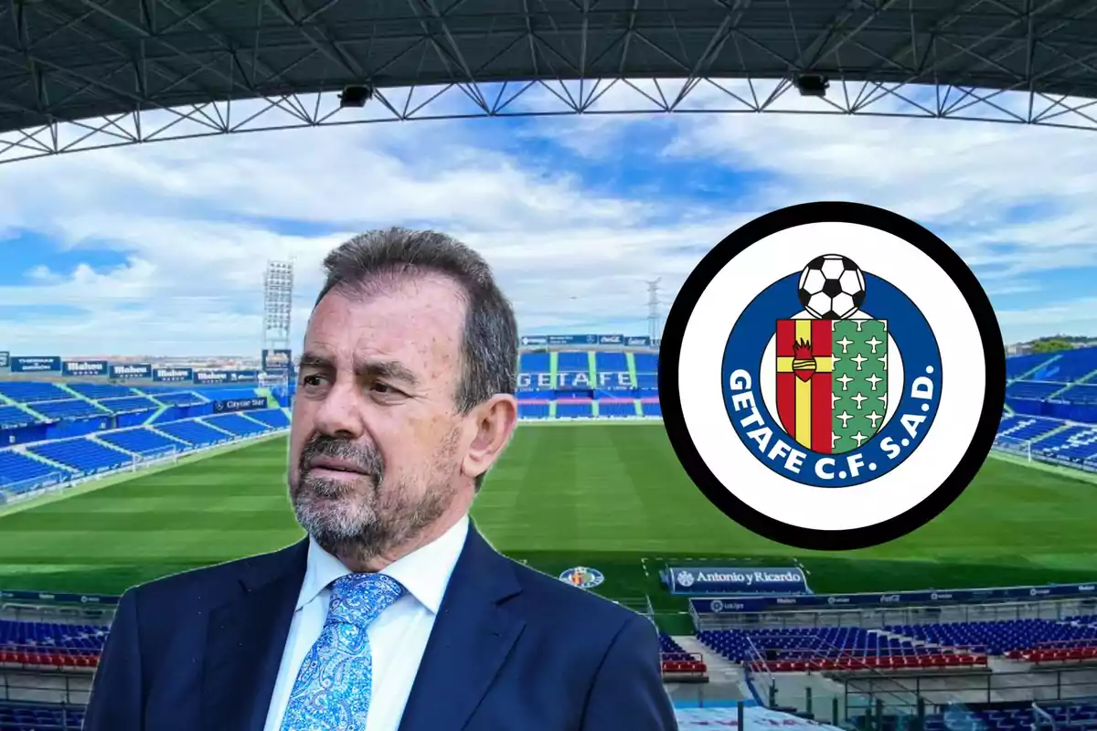 Hombre de traje en un estadio de fútbol con el escudo del Getafe CF al fondo