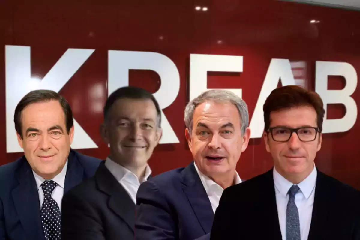 Cuatro hombres con traje posan frente a un fondo rojo con el logo de KREAB en letras grandes y blancas. Cuatro hombres con traje posan frente a un fondo rojo con el logo de KREAB en letras grandes y blancas.