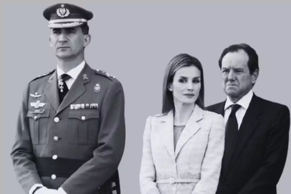 Tres personas posan en una imagen en blanco y negro, una de ellas lleva uniforme militar y las otras dos visten traje formal Tres personas posan en una imagen en blanco y negro, una de ellas lleva uniforme militar y las otras dos visten traje formal