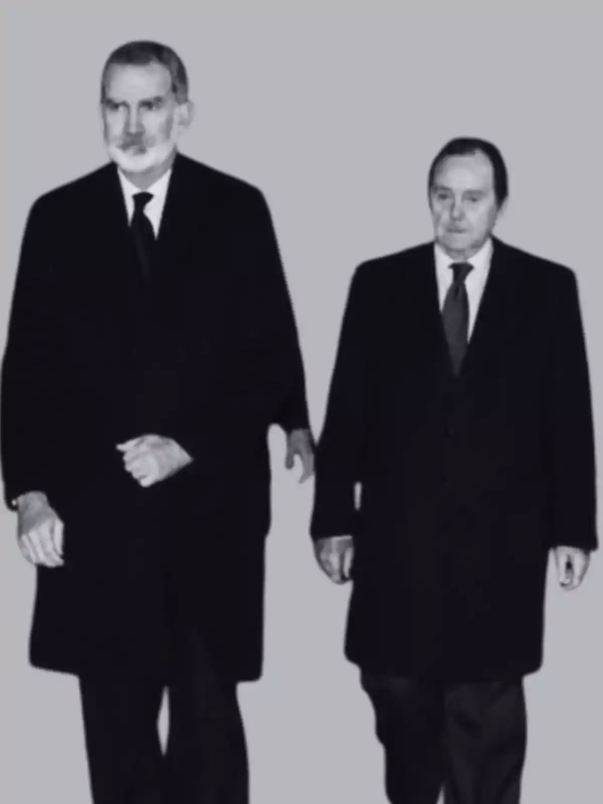 Dos hombres de mediana edad vestidos con abrigos oscuros y corbata caminando juntos sobre un fondo gris Dos hombres de mediana edad vestidos con abrigos oscuros y corbata caminando juntos sobre un fondo gris