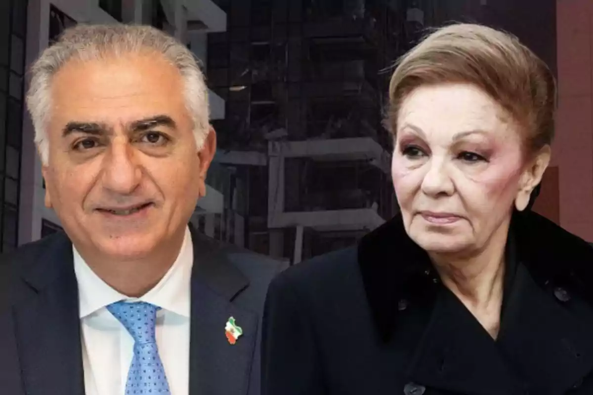Dos personas mayores posan frente a un edificio moderno, una de ellas lleva traje y corbata azul y la otra viste un abrigo negro.
