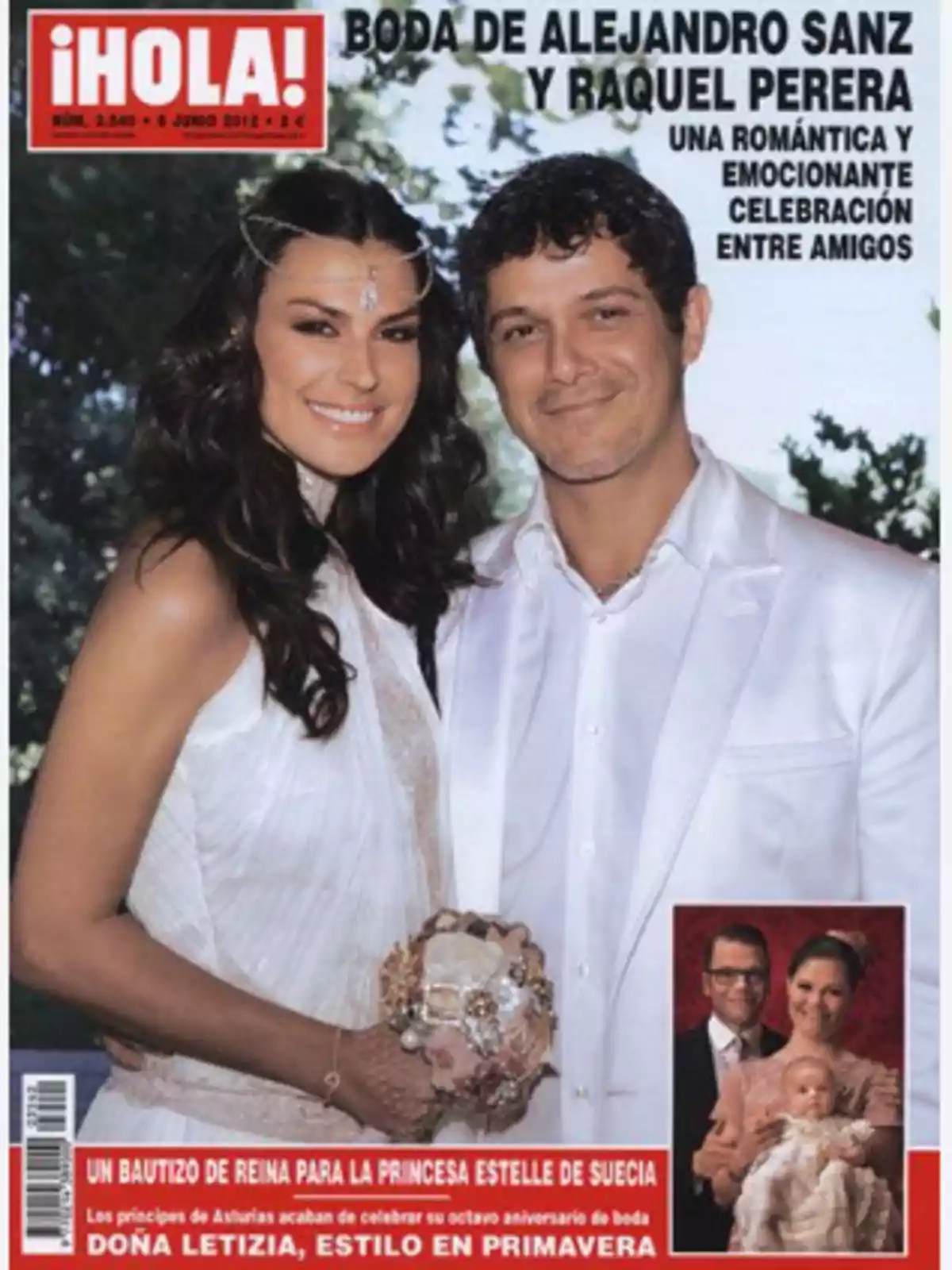 Portada de la revista ¡HOLA! con una pareja vestida de blanco celebrando su boda y una pequeña foto familiar en la esquina inferior derecha Portada de la revista ¡HOLA! con una pareja vestida de blanco celebrando su boda y una pequeña foto familiar en la esquina inferior derecha