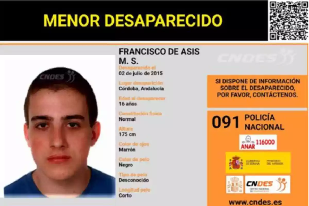Cartel de menor desaparecido con la foto de un joven de cabello corto y oscuro, información de contacto de la policía nacional y detalles sobre la desaparición en Córdoba, Andalucía Cartel de menor desaparecido con la foto de un joven de cabello corto y oscuro, información de contacto de la policía nacional y detalles sobre la desaparición en Córdoba, Andalucía