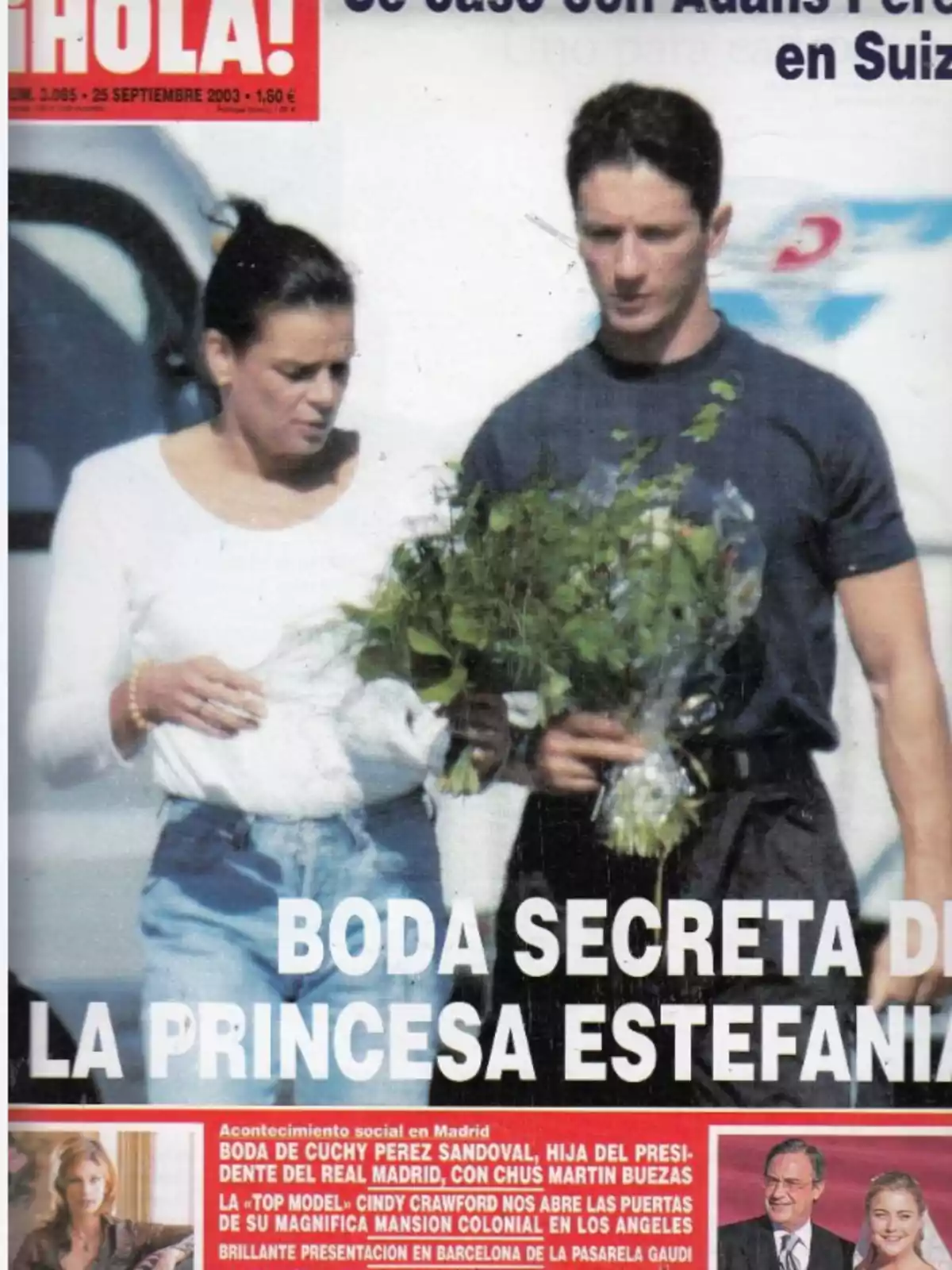 Portada de la revista ¡HOLA! del 25 de septiembre de 2003 con una fotografía de una pareja caminando juntos, donde la mujer lleva una camiseta blanca y el hombre una camiseta oscura mientras sostiene un ramo de flores, acompañada del titular sobre la boda secreta de la princesa Estefanía Portada de la revista ¡HOLA! del 25 de septiembre de 2003 con una fotografía de una pareja caminando juntos, donde la mujer lleva una camiseta blanca y el hombre una camiseta oscura mientras sostiene un ramo de flores, acompañada del titular sobre la boda secreta de la princesa Estefanía