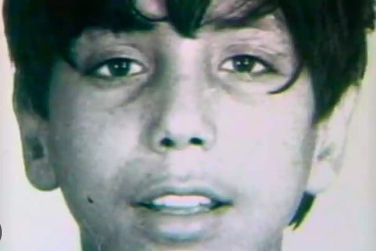 Retrato en blanco y negro de un joven con cabello oscuro y expresión seria mirando a la cámara Retrato en blanco y negro de un joven con cabello oscuro y expresión seria mirando a la cámara