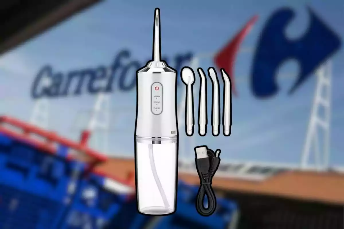 Irrigador dental portátil con varios accesorios y cable USB frente a un cartel de Carrefour desenfocado Irrigador dental portátil con varios accesorios y cable USB frente a un cartel de Carrefour desenfocado