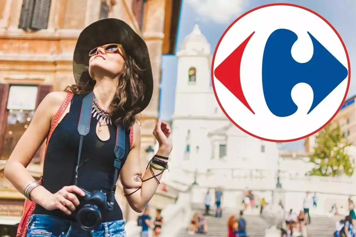Mujer joven con sombrero y cámara colgada al cuello disfrutando de un día soleado en una ciudad europea con el logo de Carrefour en la esquina superior derecha