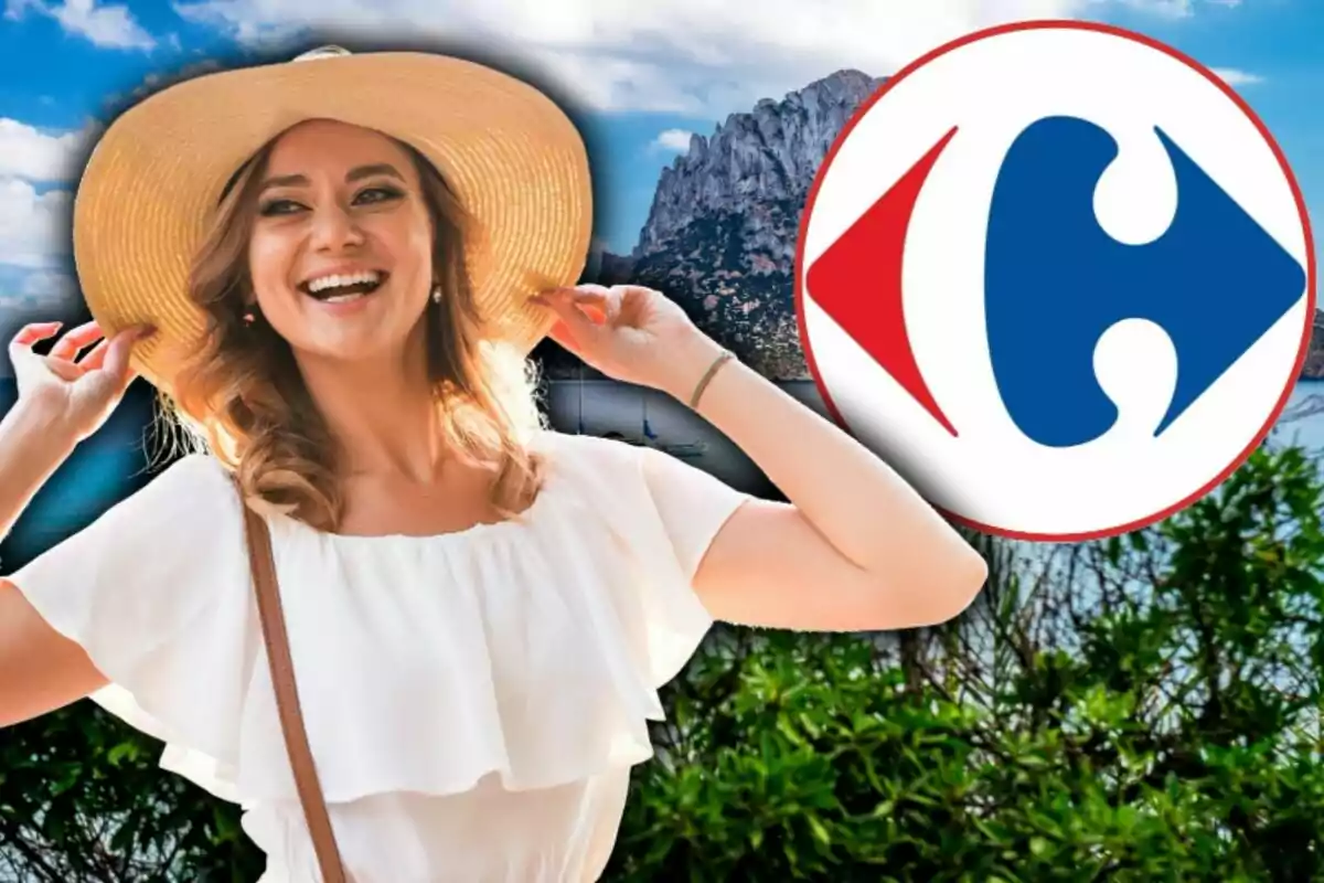 Mujer sonriente con sombrero de ala ancha y vestido blanco posando al aire libre con el logo de Carrefour al fondo