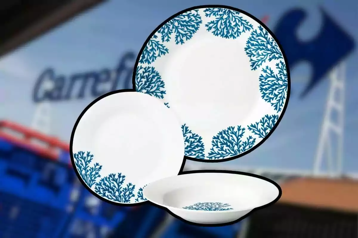 Tres platos blancos con decoraciones azules de ramas, sobre un fondo desenfocado de un supermercado. Tres platos blancos con decoraciones azules de ramas, sobre un fondo desenfocado de un supermercado.