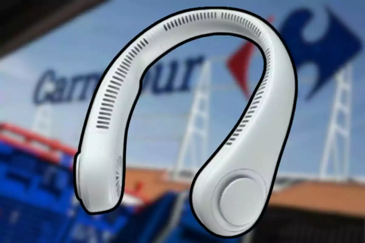 Ventilador portátil blanco en forma de collar con fondo de supermercado desenfocado Ventilador portátil blanco en forma de collar con fondo de supermercado desenfocado