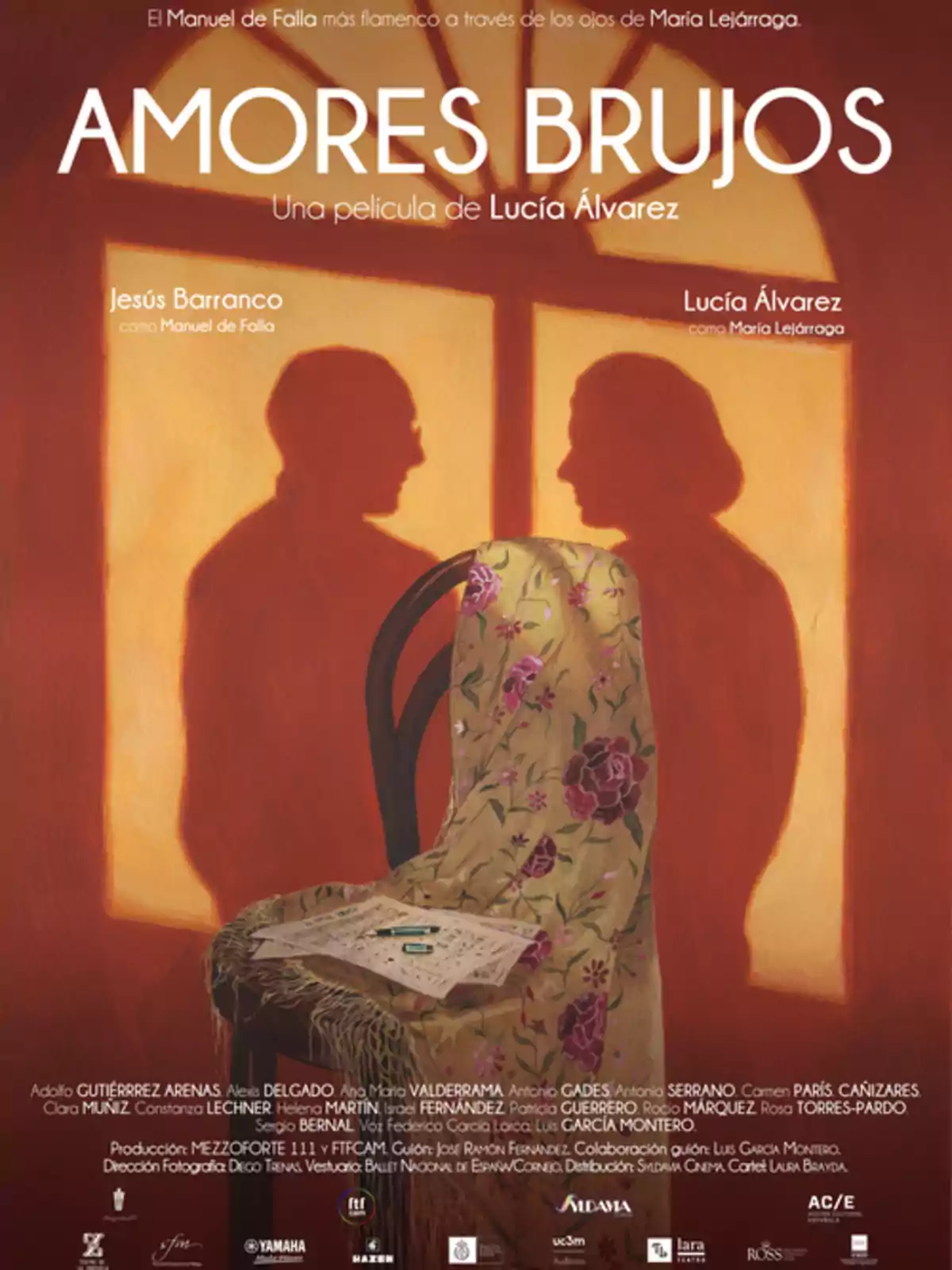 Cartel de la película Amores Brujos con el título en grande, una silla cubierta con un mantón de flores y una partitura, y las sombras de dos personas conversando proyectadas en la pared Cartel de la película Amores Brujos con el título en grande, una silla cubierta con un mantón de flores y una partitura, y las sombras de dos personas conversando proyectadas en la pared
