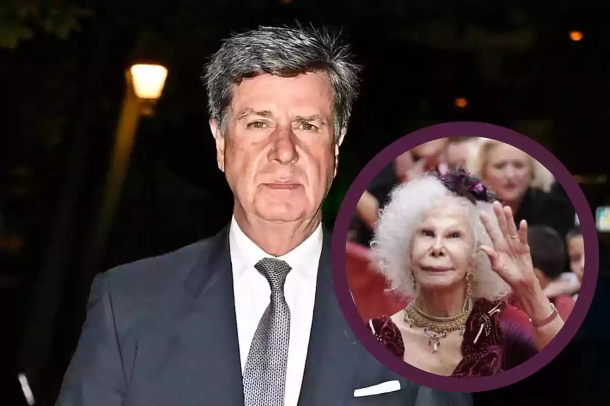 Hombre de cabello canoso con traje oscuro y corbata, al fondo un círculo muestra a una mujer mayor con cabello blanco rizado y vestido elegante saludando con la mano.
