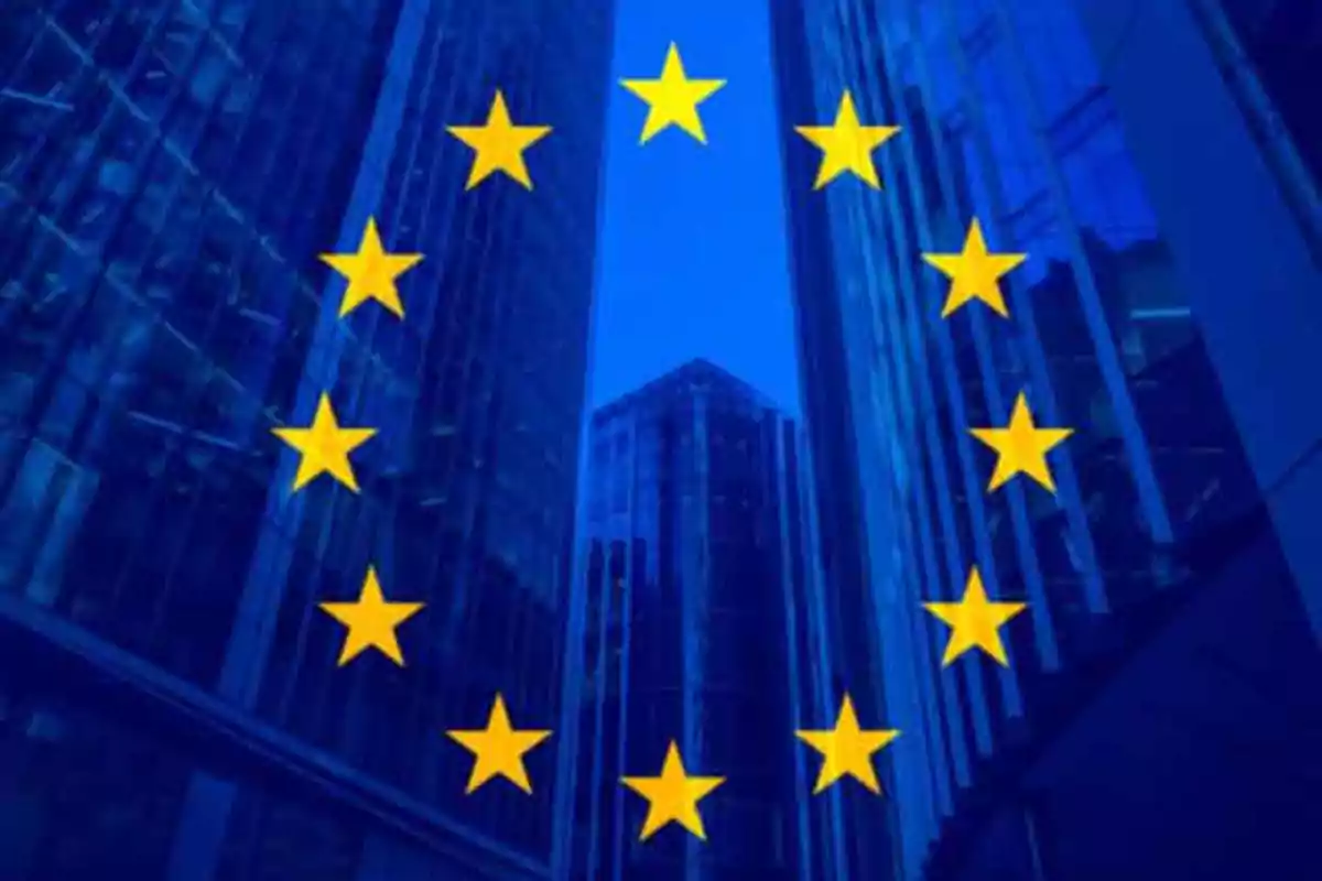 Edificios modernos de cristal con el símbolo de la Unión Europea superpuesto
