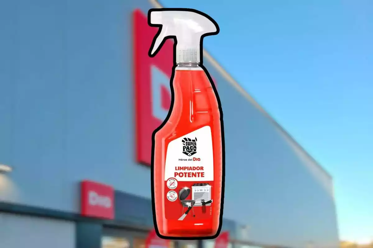 Botella de limpiador potente Super Paco frente a una tienda Dia Botella de limpiador potente Super Paco frente a una tienda Dia