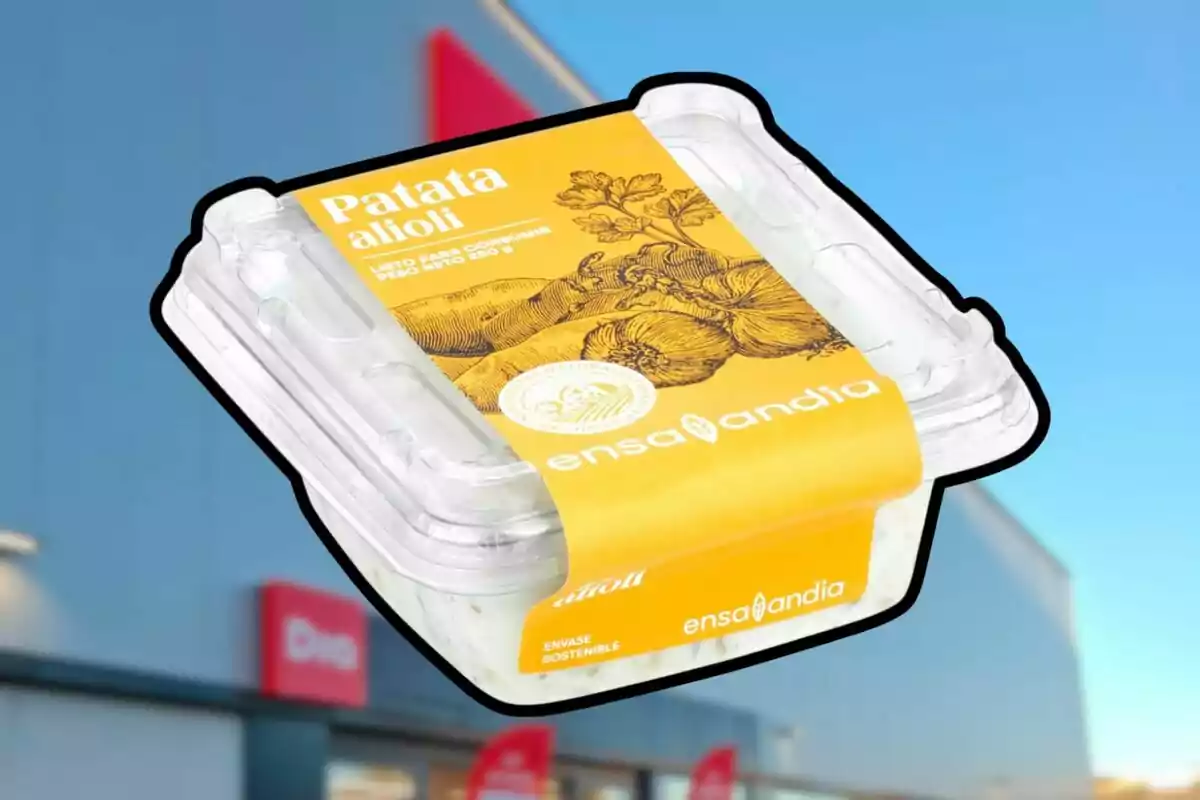 Envase de patata alioli de la marca Ensalandia con fondo de supermercado y cielo azul Envase de patata alioli de la marca Ensalandia con fondo de supermercado y cielo azul