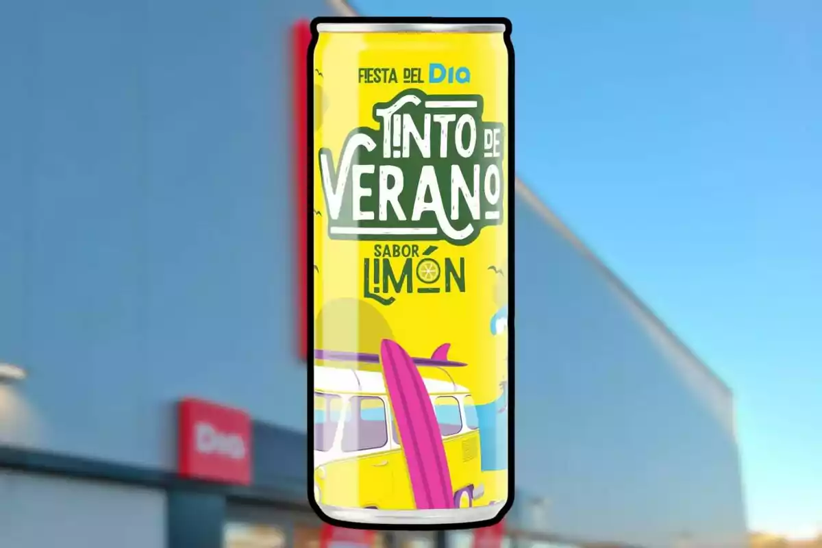 Lata amarilla de tinto de verano sabor limón con ilustración de furgoneta y tabla de surf frente a un supermercado DIA desenfocado. Lata amarilla de tinto de verano sabor limón con ilustración de furgoneta y tabla de surf frente a un supermercado DIA desenfocado.