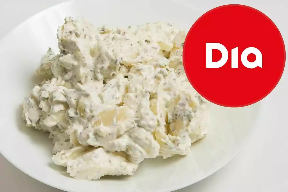 Ensalada de patata con mayonesa servida en un plato blanco junto al logo de la marca Dia Ensalada de patata con mayonesa servida en un plato blanco junto al logo de la marca Dia
