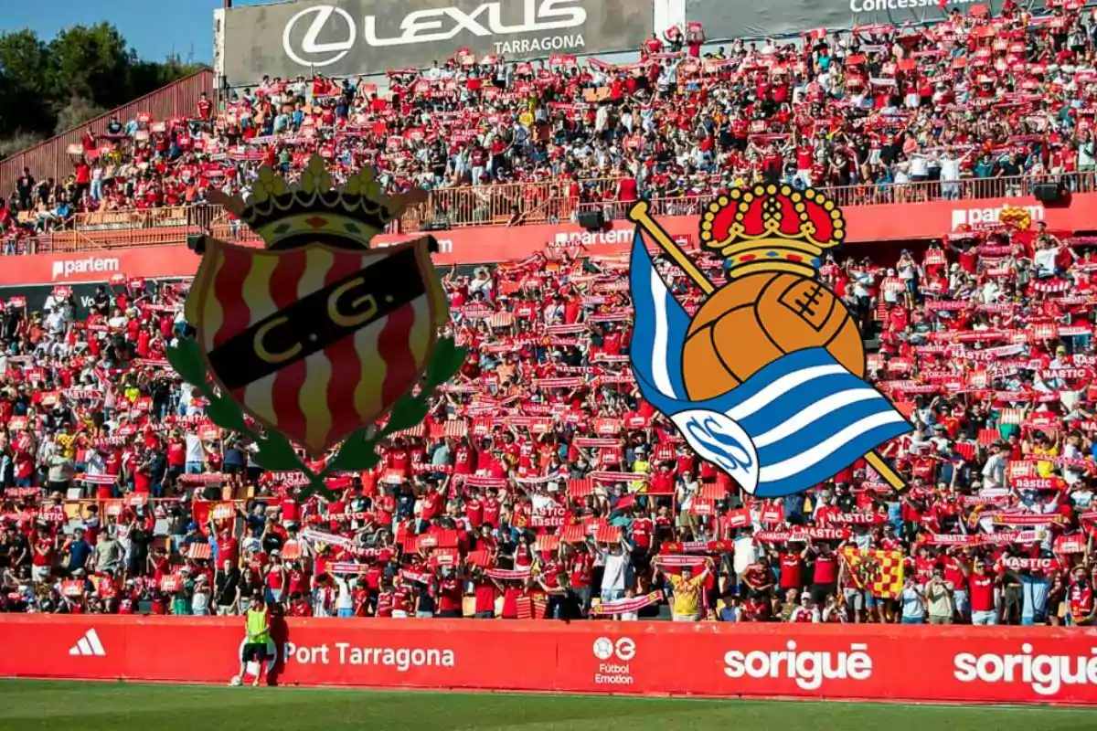 Aficionados en un estadio de fútbol con los escudos de dos equipos superpuestos en el centro de la imagen Aficionados en un estadio de fútbol con los escudos de dos equipos superpuestos en el centro de la imagen