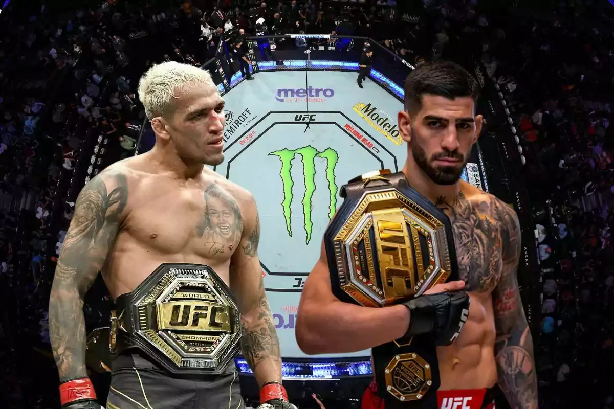 Dos peleadores de artes marciales mixtas con cinturones de campeón de la UFC posan frente a un octágono lleno de público.