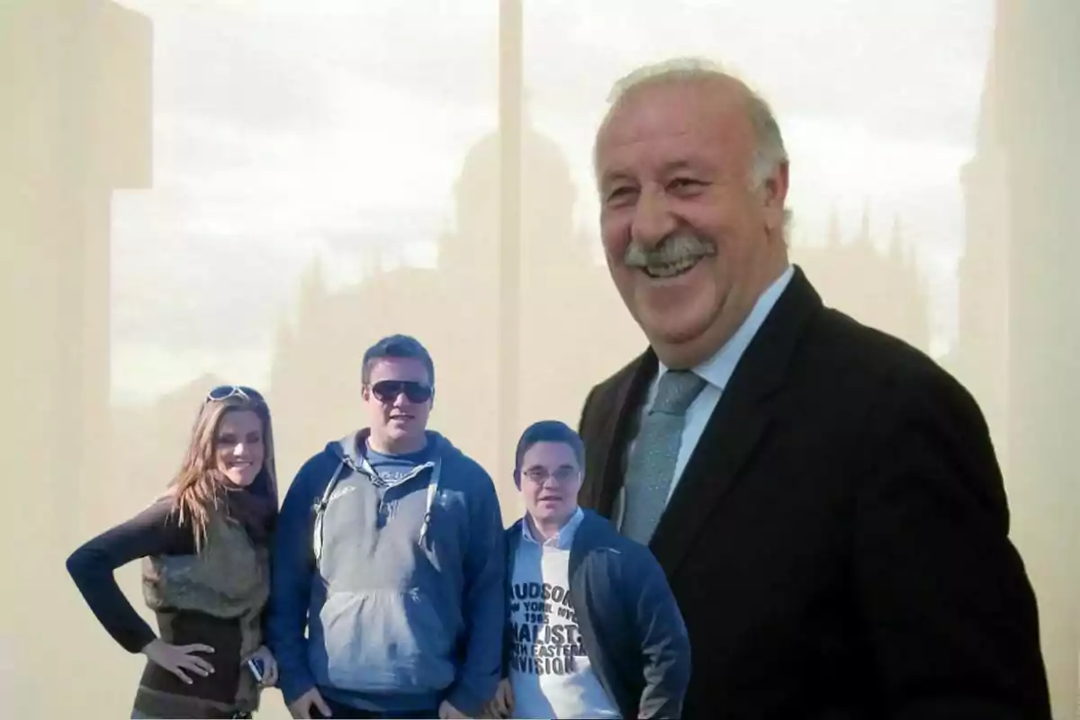 Tres personas posan mientras al fondo aparece la imagen de un hombre mayor sonriendo que parece estar editada para verse mucho más grande que los demás.