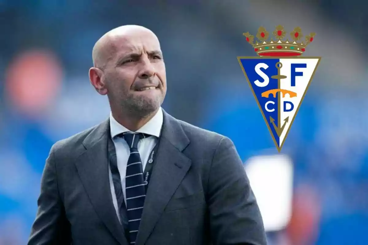 Hombre calvo con traje y corbata de rayas en primer plano junto al escudo del San Fernando Club Deportivo