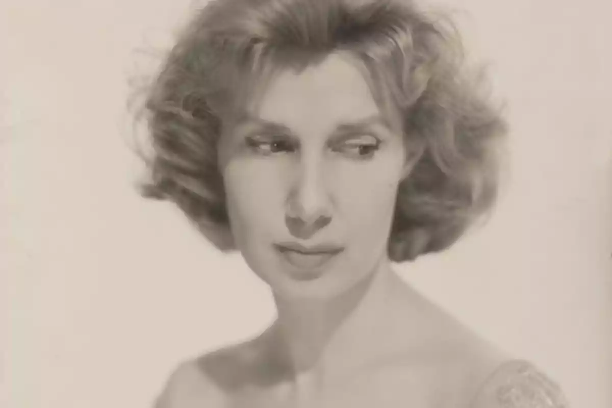 Retrato en blanco y negro de una mujer joven con cabello corto y ondulado mirando hacia un lado