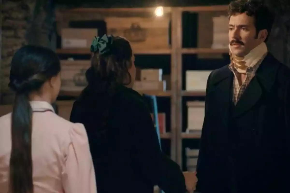 Tres personas están en una habitación con estanterías y cajas, una de ellas -el actor Alejandro Albarracín- lleva un collarín ortopédico y parece estar hablando con las otras dos. Tres personas están en una habitación con estanterías y cajas, una de ellas -el actor Alejandro Albarracín- lleva un collarín ortopédico y parece estar hablando con las otras dos.