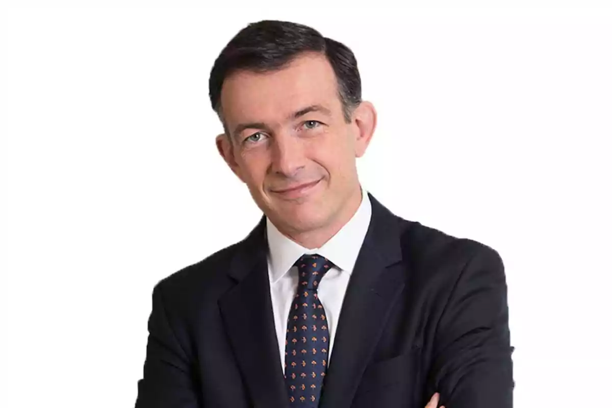 Hombre de cabello corto y oscuro vistiendo traje formal con corbata y fondo blanco Hombre de cabello corto y oscuro vistiendo traje formal con corbata y fondo blanco