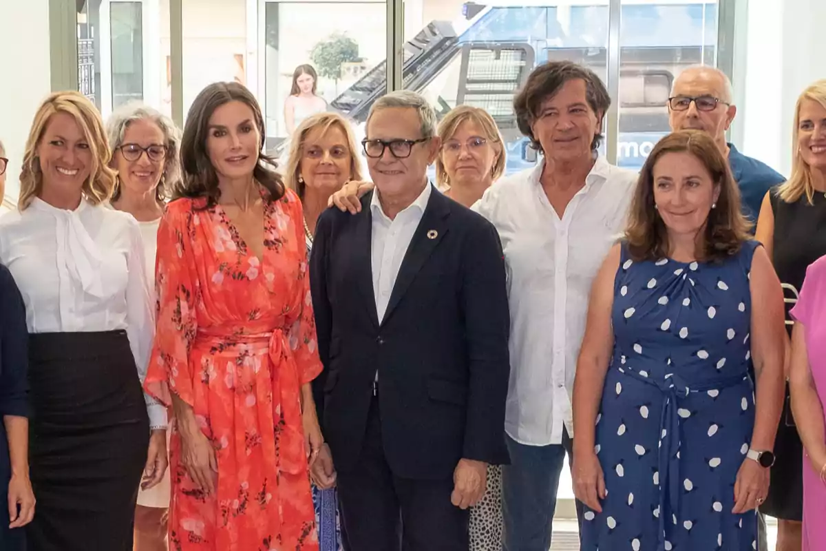 Un grupo de personas posando juntas en un ambiente interior con luz natural, algunas de ellas sonríen y están vestidas de manera formal y colorida. Un grupo de personas posando juntas en un ambiente interior con luz natural, algunas de ellas sonríen y están vestidas de manera formal y colorida.