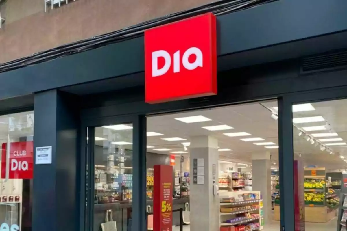 Fachada de un supermercado Dia con puertas de cristal y productos visibles en el interior. Fachada de un supermercado Dia con puertas de cristal y productos visibles en el interior.