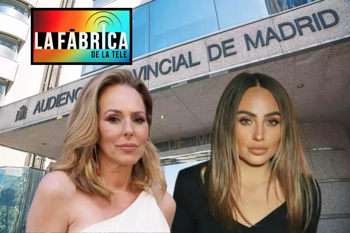 Dos mujeres posan frente al edificio de la Audiencia Provincial de Madrid con el logo de La Fábrica de la Tele en la esquina superior izquierda.