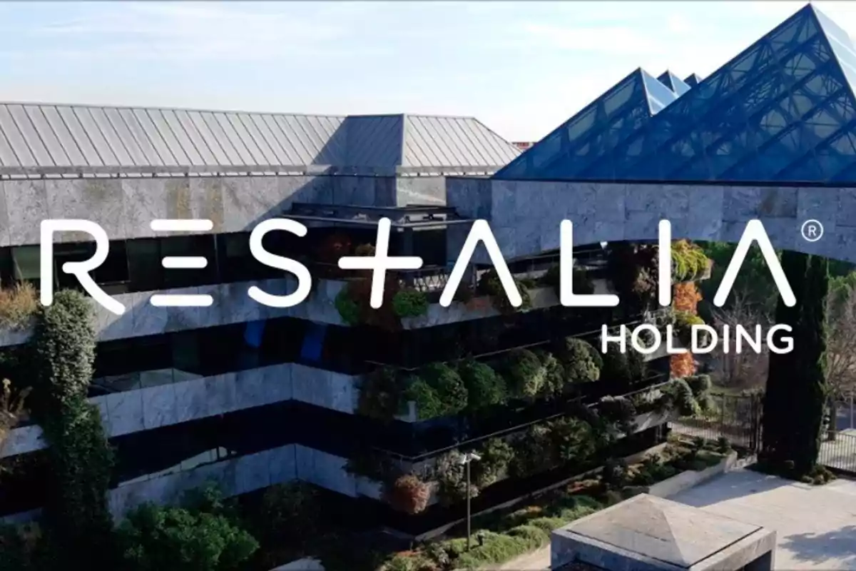 Edificio moderno con paredes de mármol y vegetación en las terrazas, con el logo de Restalia Holding en el centro Edificio moderno con paredes de mármol y vegetación en las terrazas, con el logo de Restalia Holding en el centro