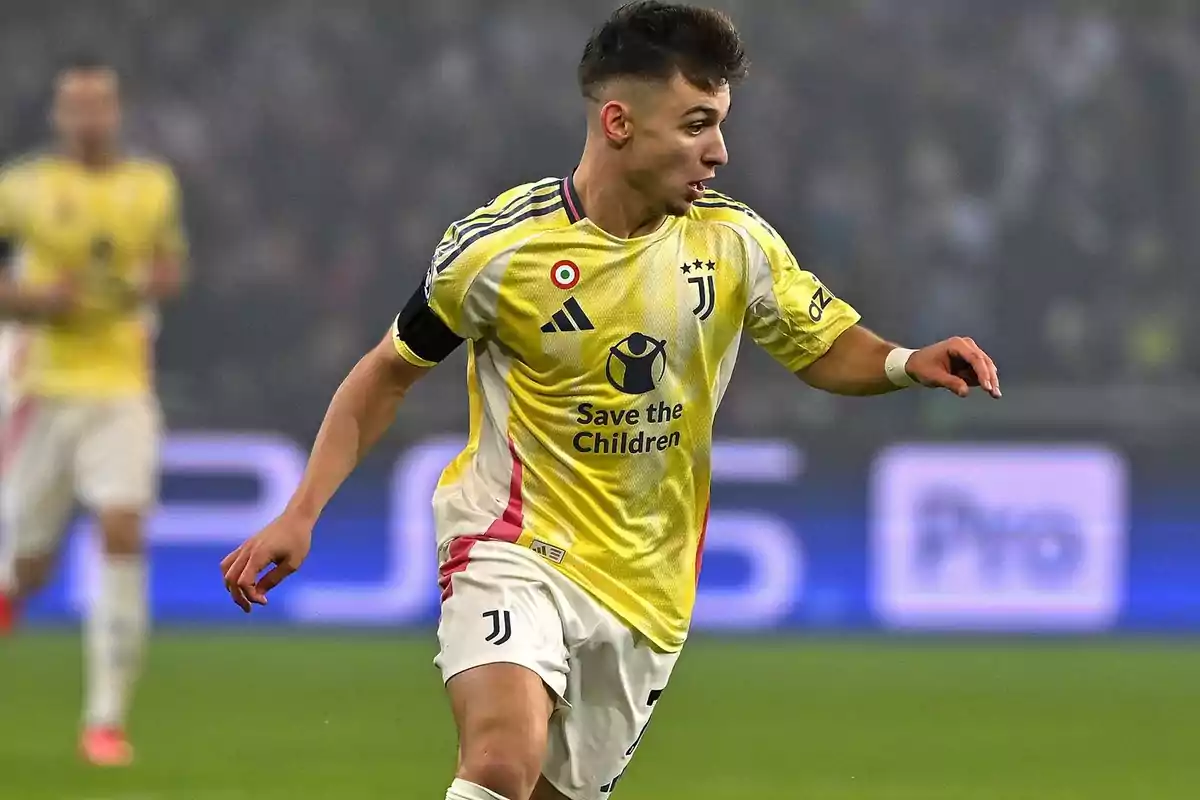 Jugador de fútbol con uniforme amarillo de la Juventus corriendo en el campo durante un partido