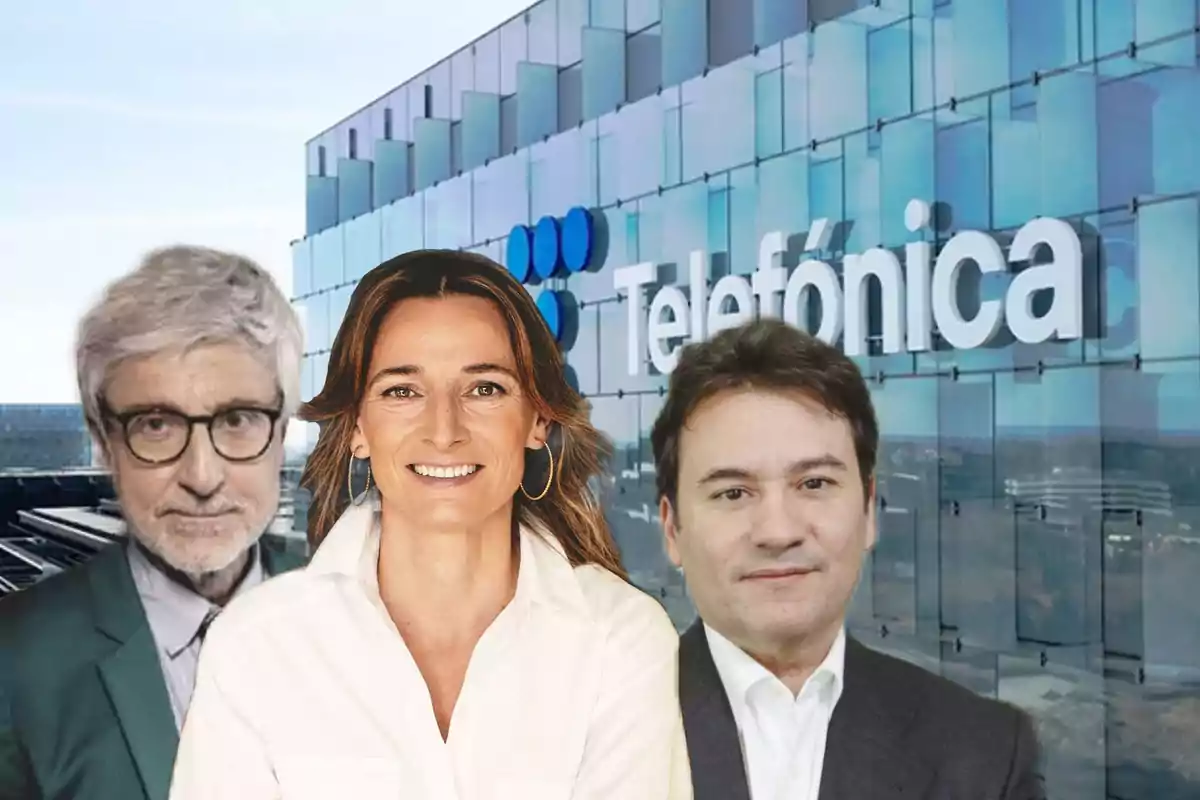 Tres personas posan frente a un edificio de Telefónica con el logo visible en el fondo