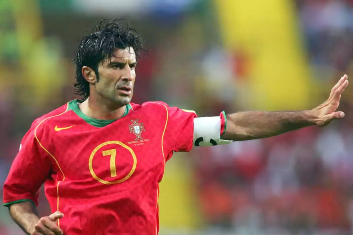 Futbolista con el uniforme de la selección de Portugal y el número 7 en el pecho extendiendo el brazo derecho durante un partido Futbolista con el uniforme de la selección de Portugal y el número 7 en el pecho extendiendo el brazo derecho durante un partido