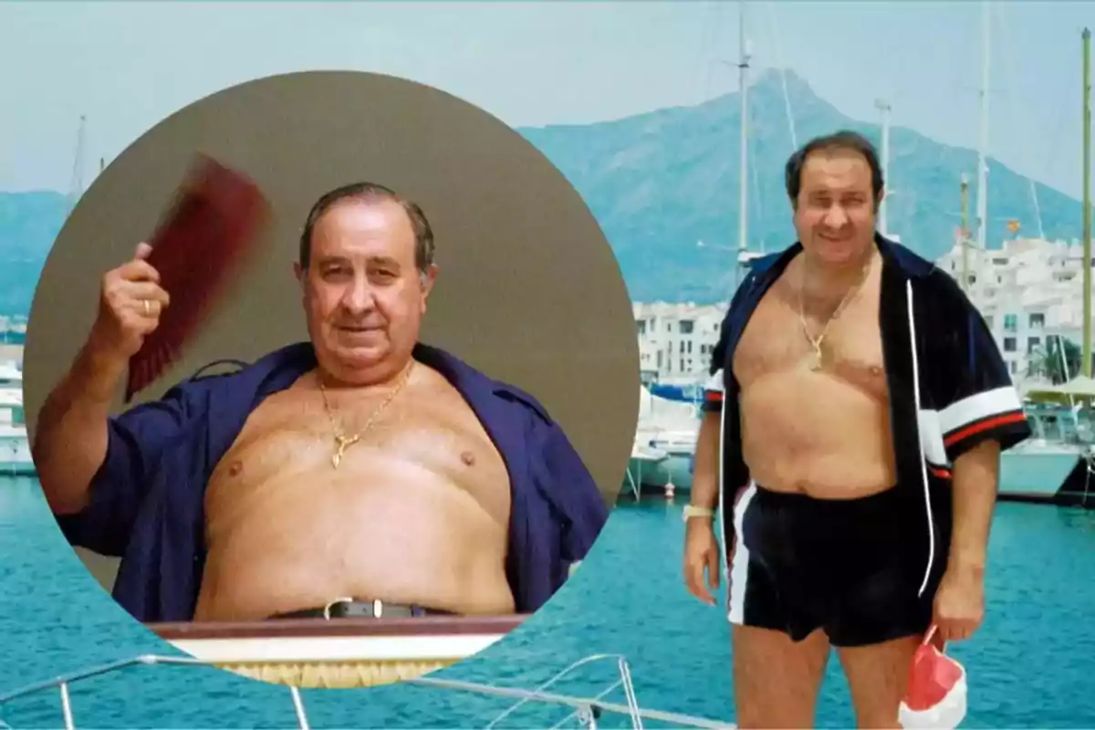 Hombre de mediana edad con camisa abierta y cadenas doradas posando en un puerto con yates y montañas de fondo Hombre de mediana edad con camisa abierta y cadenas doradas posando en un puerto con yates y montañas de fondo
