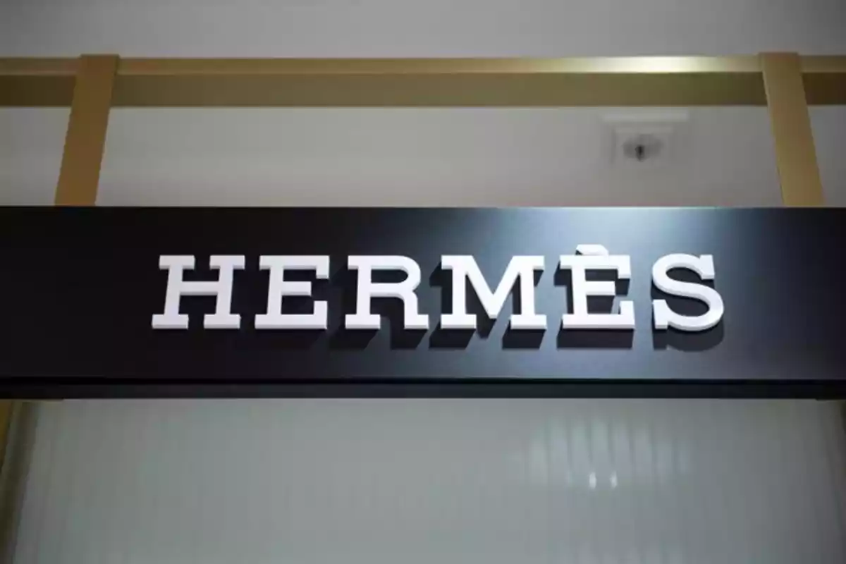 Letrero de la tienda Hermès con letras blancas sobre fondo negro Letrero de la tienda Hermès con letras blancas sobre fondo negro