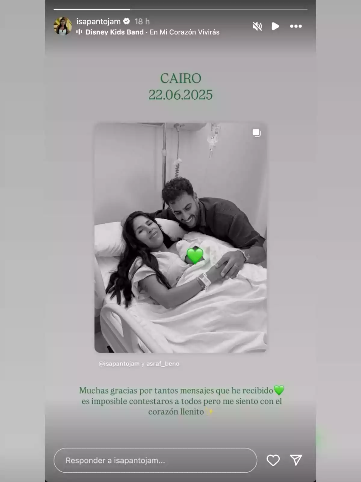 Isa Pantoja acostada en una cama de hospital sonríe mientras Asraf Beno la acompaña y ambos sostienen un cojín en forma de corazón verde, con el texto Cairo 22.06.2025 en la parte superior y un mensaje de agradecimiento en la parte inferior. Isa Pantoja acostada en una cama de hospital sonríe mientras Asraf Beno la acompaña y ambos sostienen un cojín en forma de corazón verde, con el texto Cairo 22.06.2025 en la parte superior y un mensaje de agradecimiento en la parte inferior.