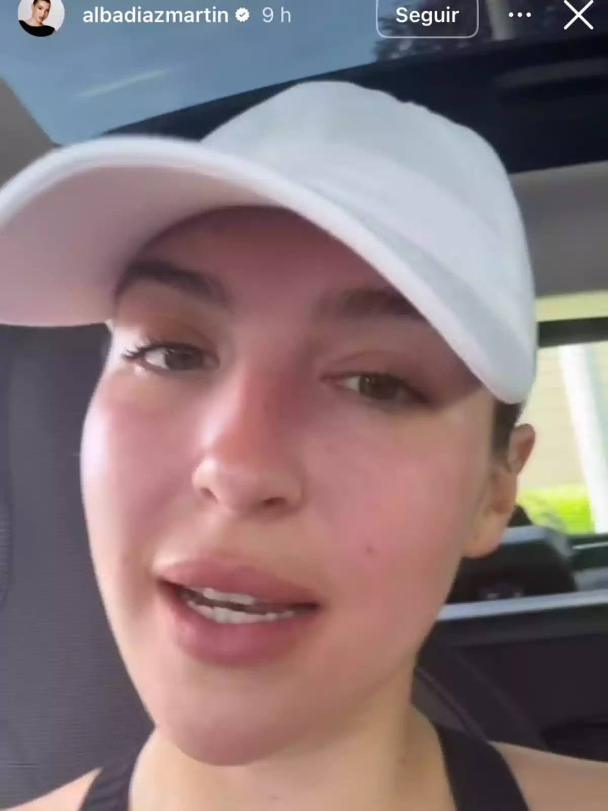 Alba Díaz joven con gorra blanca sentada dentro de un coche mirando a la cámara Alba Díaz joven con gorra blanca sentada dentro de un coche mirando a la cámara