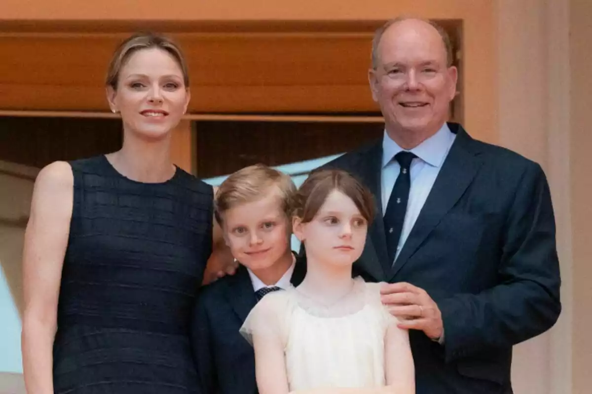 Imagen de la familia real de Mónaco al completo sonrientes en un balcón. Imagen de la familia real de Mónaco al completo sonrientes en un balcón.