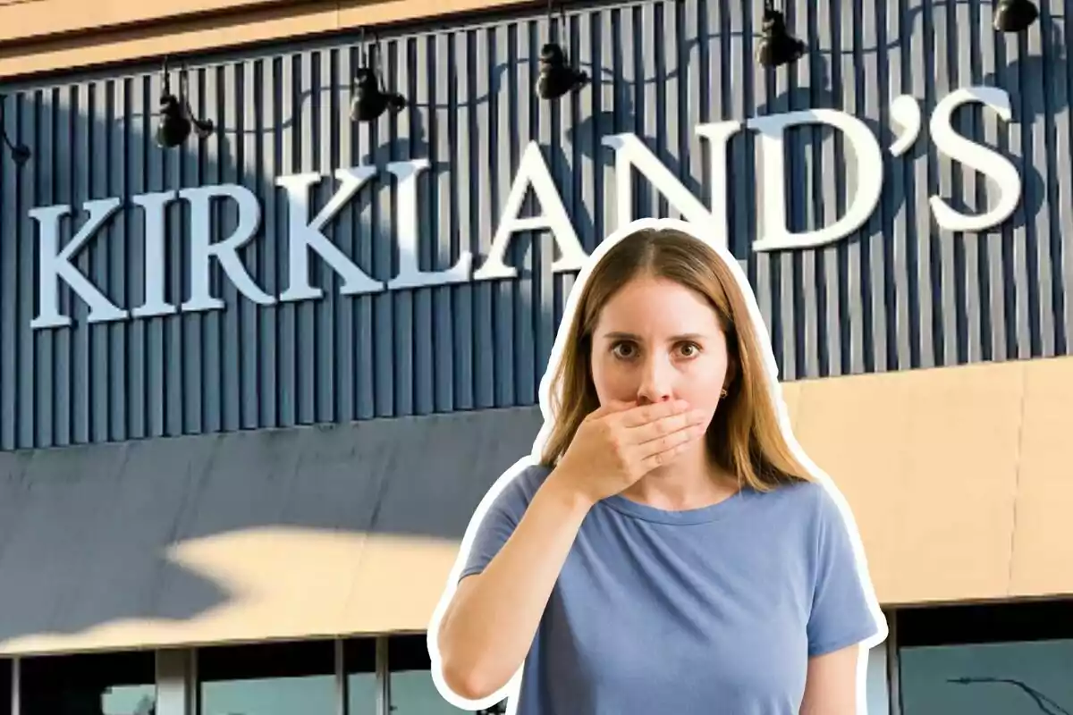 Fachada de una tienda Kirkland's con una mujer sorprendida cubriéndose la boca al frente