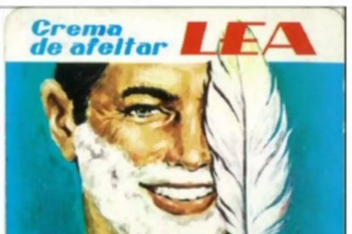 Hombre sonriente con crema de afeitar en la cara y una pluma blanca cubriendo la mitad de su rostro junto al texto Crema de afeitar LEA Hombre sonriente con crema de afeitar en la cara y una pluma blanca cubriendo la mitad de su rostro junto al texto Crema de afeitar LEA