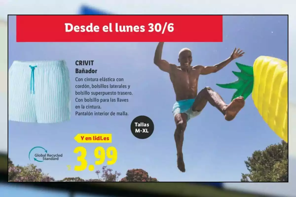 Hombre saltando al aire junto a un flotador amarillo con forma de piña y usando un bañador azul claro con rayas, acompañado de la imagen del bañador y detalles de la oferta en un folleto publicitario Hombre saltando al aire junto a un flotador amarillo con forma de piña y usando un bañador azul claro con rayas, acompañado de la imagen del bañador y detalles de la oferta en un folleto publicitario