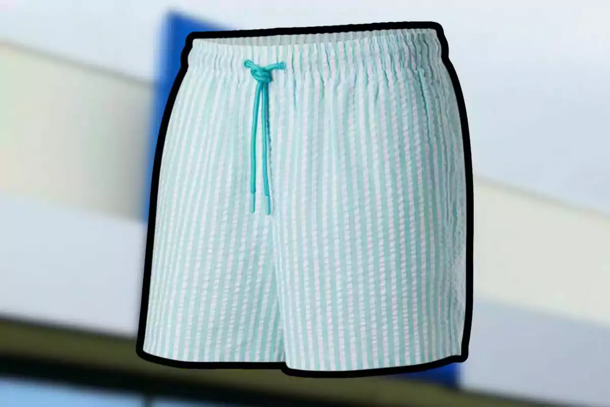 Shorts celestes con rayas blancas verticales y cordón ajustable en la cintura Shorts celestes con rayas blancas verticales y cordón ajustable en la cintura