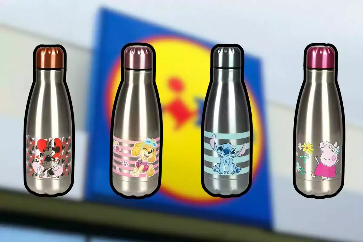 Cuatro botellas de acero inoxidable con dibujos de personajes infantiles sobre un fondo desenfocado de un logotipo amarillo y azul Cuatro botellas de acero inoxidable con dibujos de personajes infantiles sobre un fondo desenfocado de un logotipo amarillo y azul