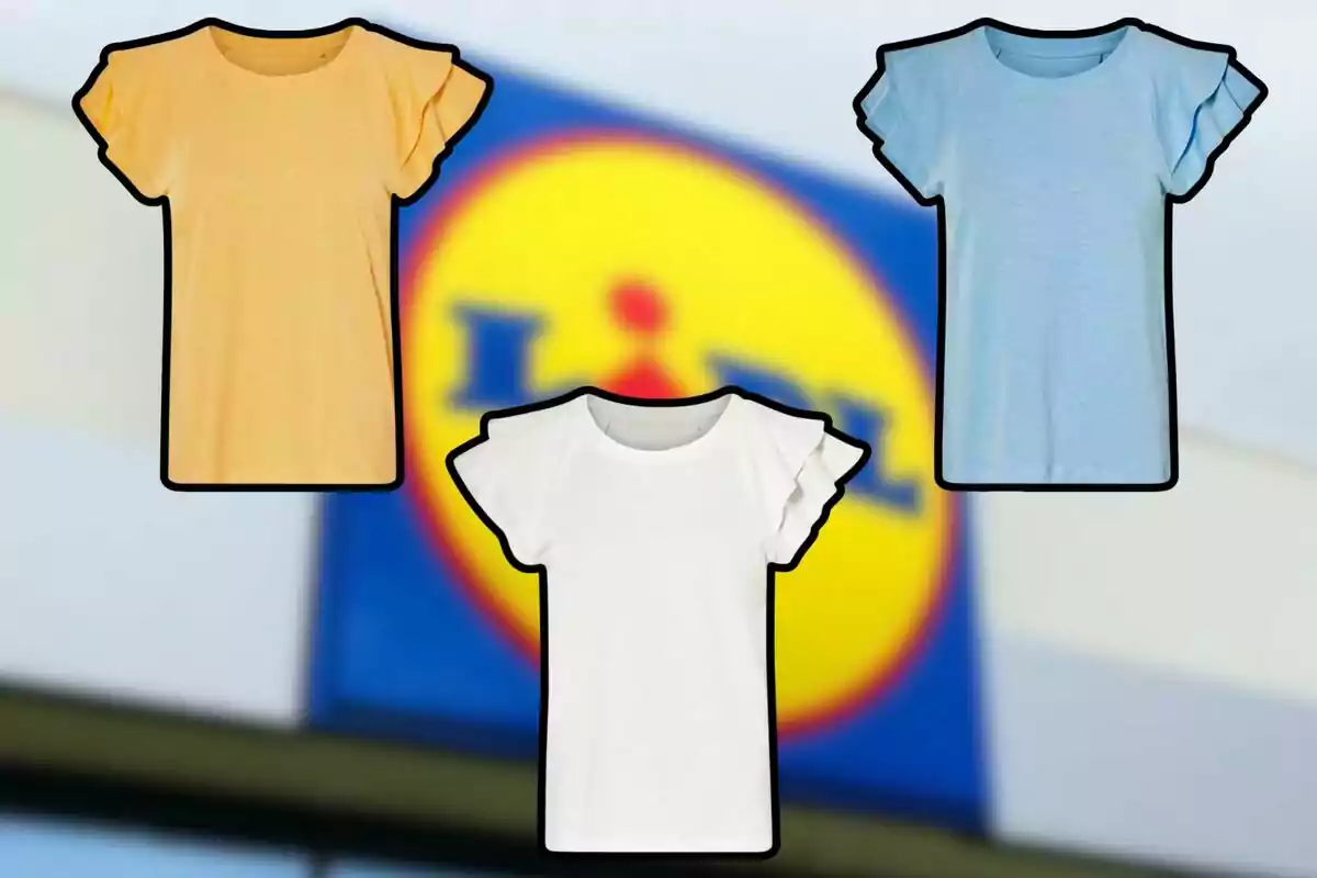 Tres camisetas de colores amarillo, blanco y azul claro con fondo desenfocado de un letrero de supermercado Tres camisetas de colores amarillo, blanco y azul claro con fondo desenfocado de un letrero de supermercado