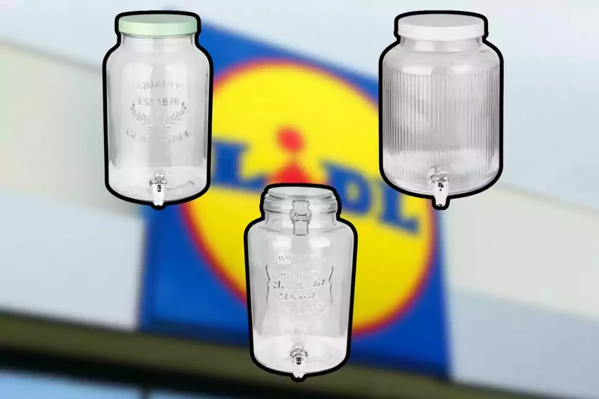 Tres dispensadores de vidrio con tapa y grifo están sobre un fondo desenfocado con el logo de Lidl. Tres dispensadores de vidrio con tapa y grifo están sobre un fondo desenfocado con el logo de Lidl.