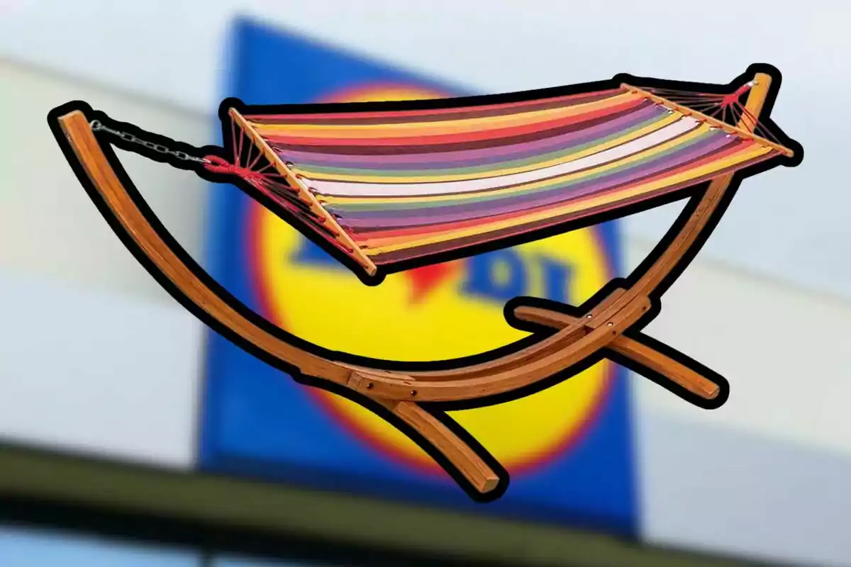 Hamaca de tela multicolor con soporte de madera frente a un cartel borroso de una tienda Hamaca de tela multicolor con soporte de madera frente a un cartel borroso de una tienda